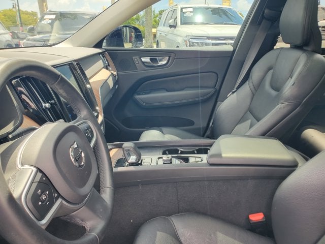 2022 Volvo XC60 B5 FWD Momentum