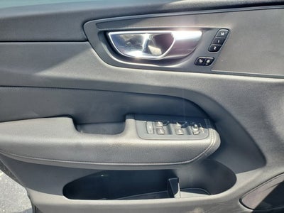 2022 Volvo XC60 B5 FWD Momentum