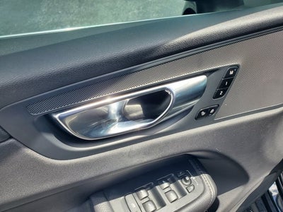 2022 Volvo XC60 B5 FWD Momentum