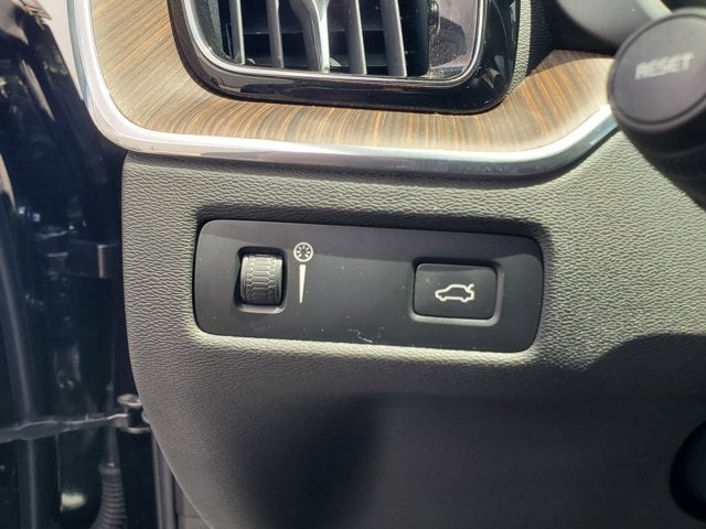 2022 Volvo XC60 B5 FWD Momentum
