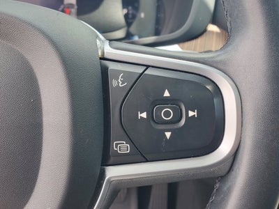 2022 Volvo XC60 B5 FWD Momentum