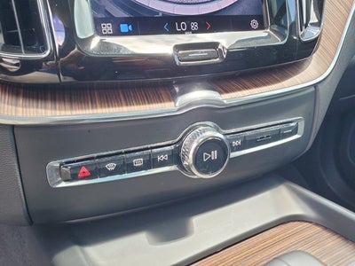 2022 Volvo XC60 B5 FWD Momentum