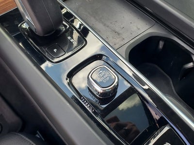 2022 Volvo XC60 B5 FWD Momentum