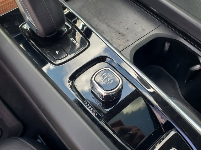 2022 Volvo XC60 B5 FWD Momentum
