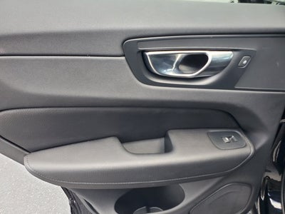 2022 Volvo XC60 B5 FWD Momentum