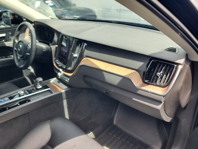 2022 Volvo XC60 B5 FWD Momentum