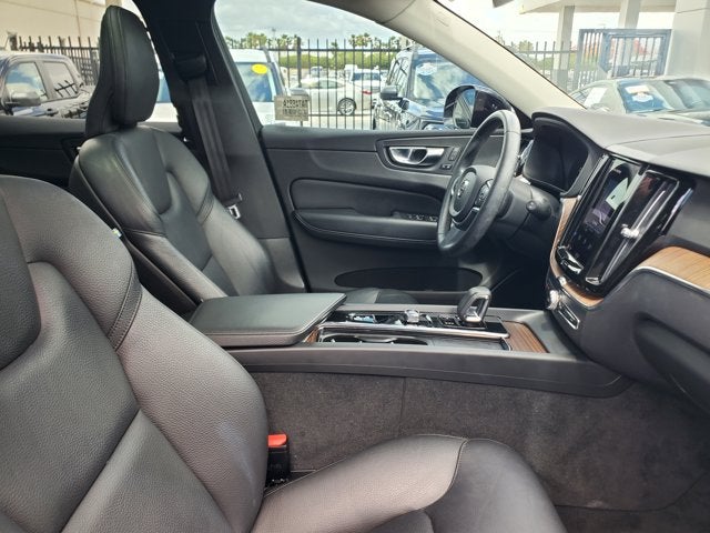 2022 Volvo XC60 B5 FWD Momentum